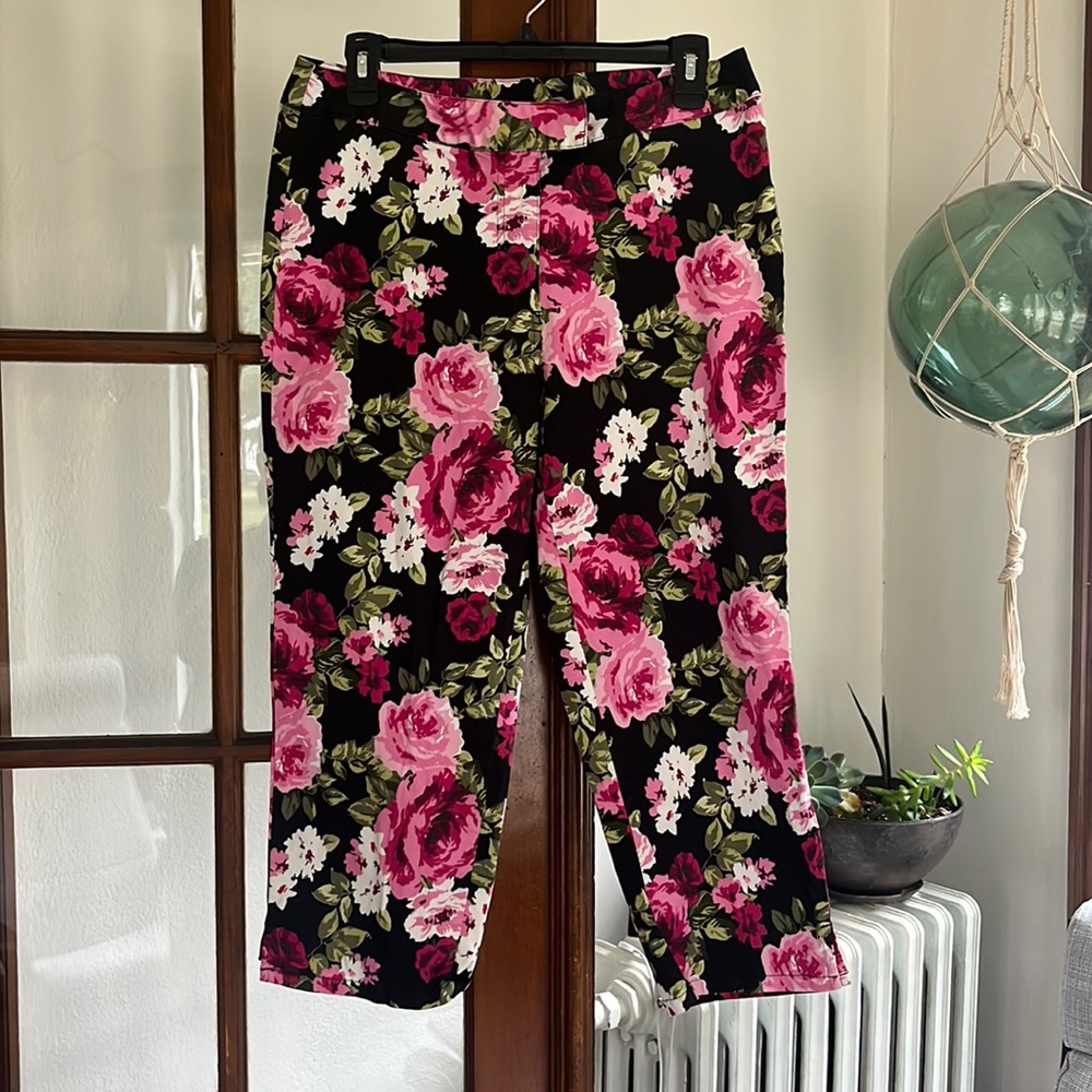 Floral cropped pants